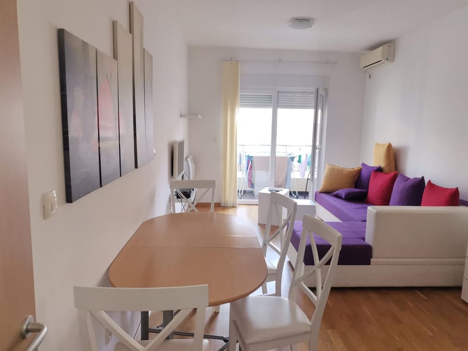 TV and multimedia, Living room, Seating area, Dining area, air conditioner