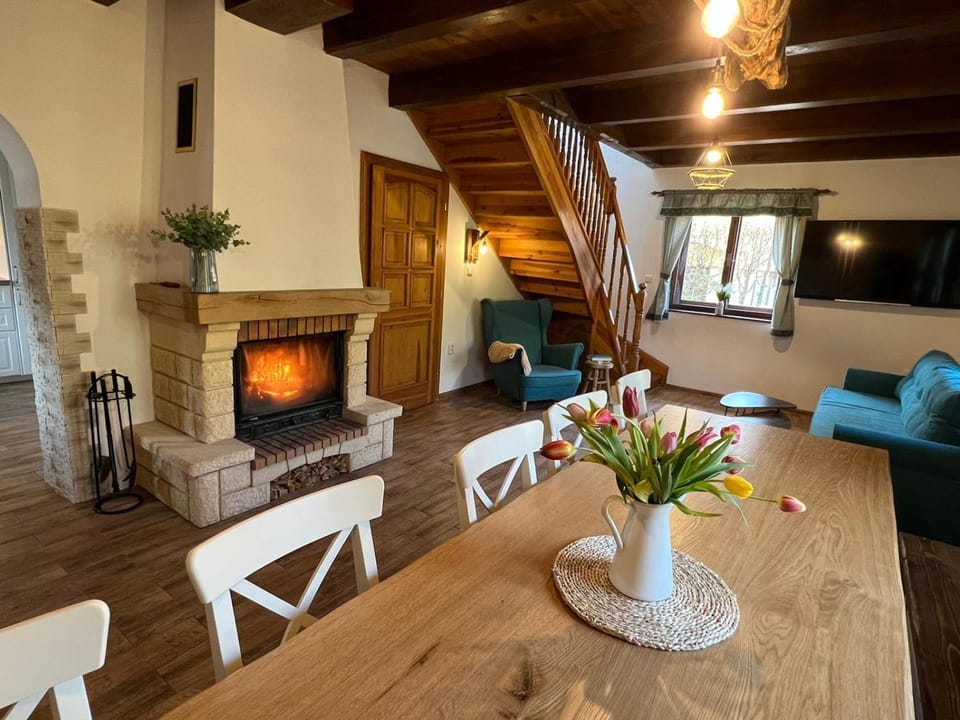 Communal lounge/ TV room, TV and multimedia, Living room, Seating area, Dining area