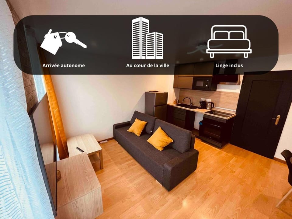 Communal lounge/ TV room, TV and multimedia, Kitchen or kitchenette, Living room, Seating area, Evening entertainment