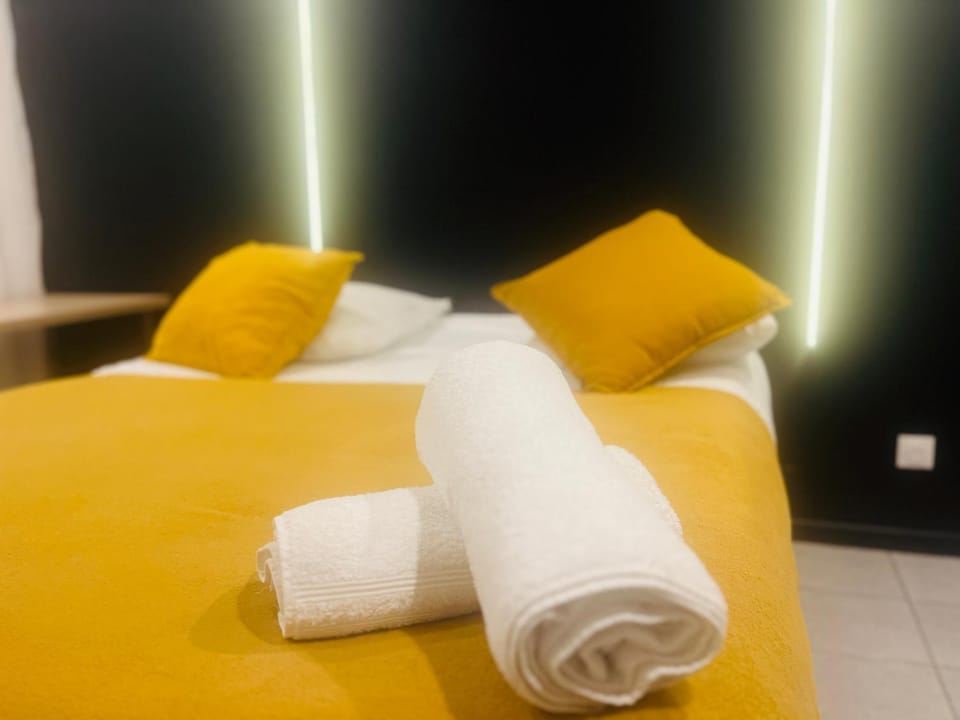 Bed, Photo of the whole room, Bedroom, towels