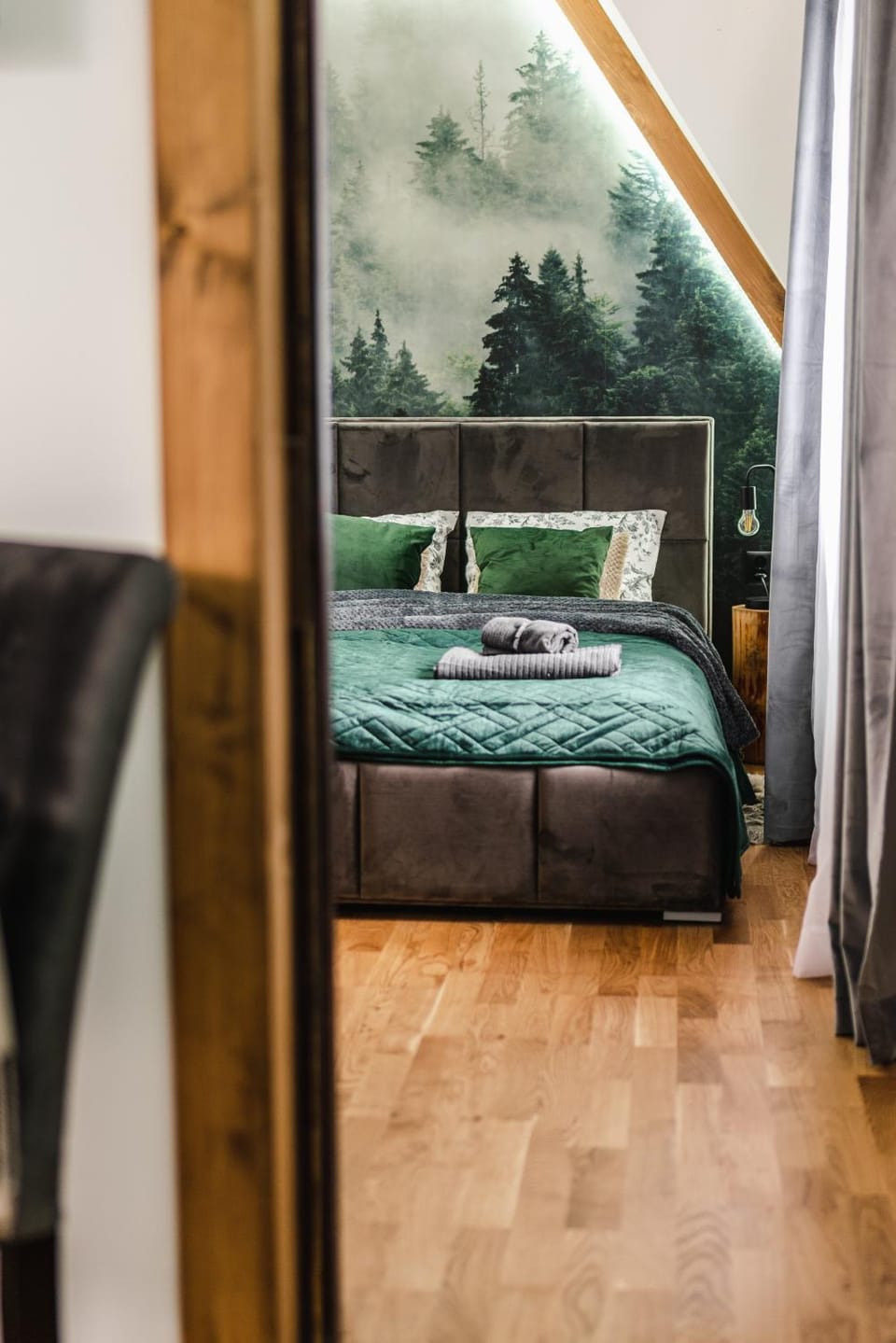 Photo of the whole room, Bedroom