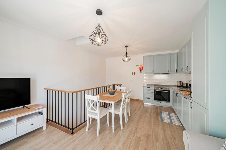 TV and multimedia, Kitchen or kitchenette, Living room, Seating area, Dining area