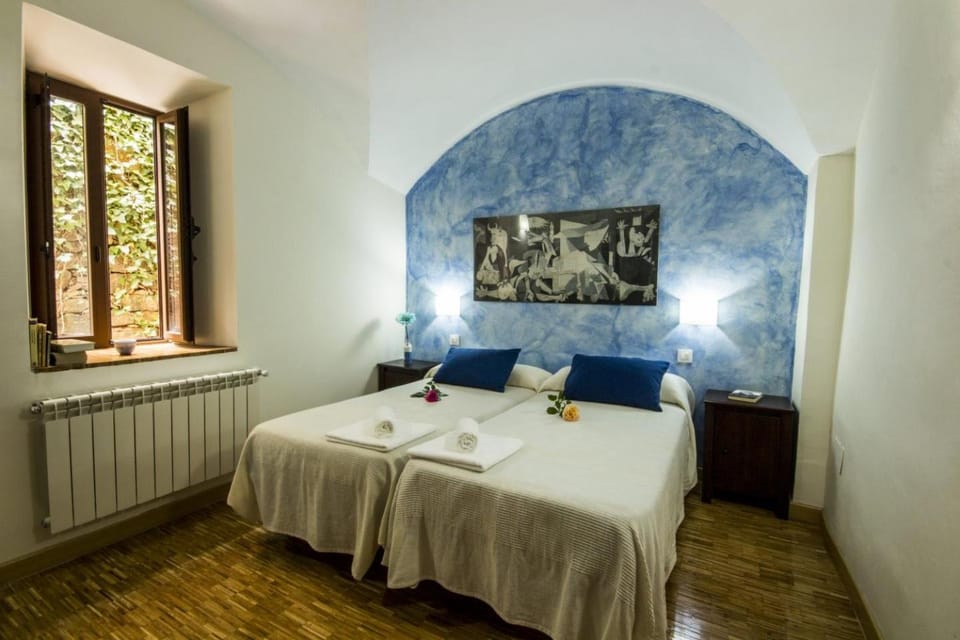 Photo of the whole room, Bedroom