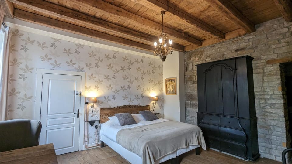 Bed, Seating area, Bedroom, wardrobe