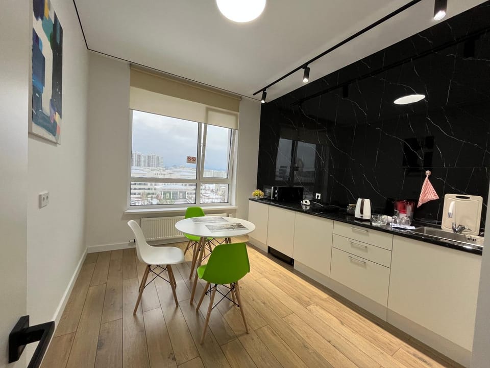 Coffee/tea facilities, Kitchen or kitchenette, Dining area, minibar