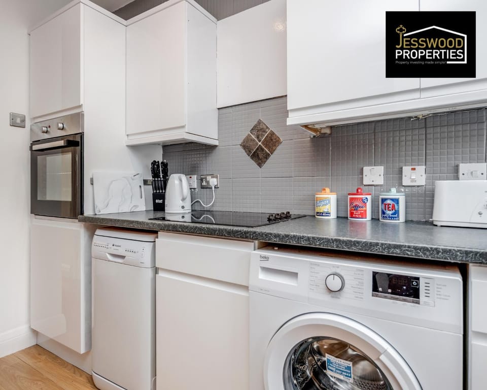 Coffee/tea facilities, Kitchen or kitchenette, dishwasher, minibar, oven, pet friendly, stove, toaster, washing machine, dryer