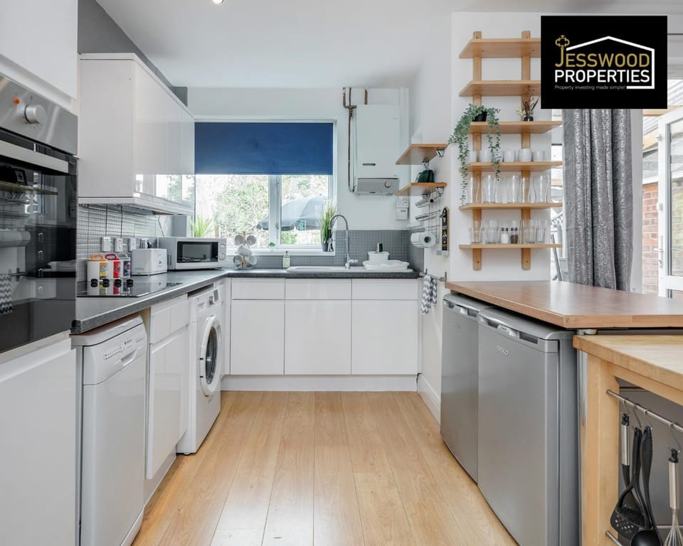 Coffee/tea facilities, Kitchen or kitchenette, dishwasher, minibar, oven, pet friendly, stove, toaster