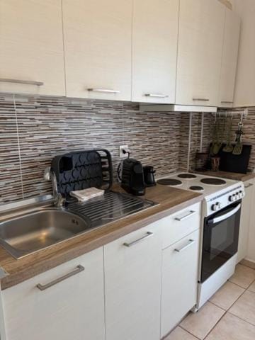 Coffee/tea facilities, Kitchen or kitchenette, stove