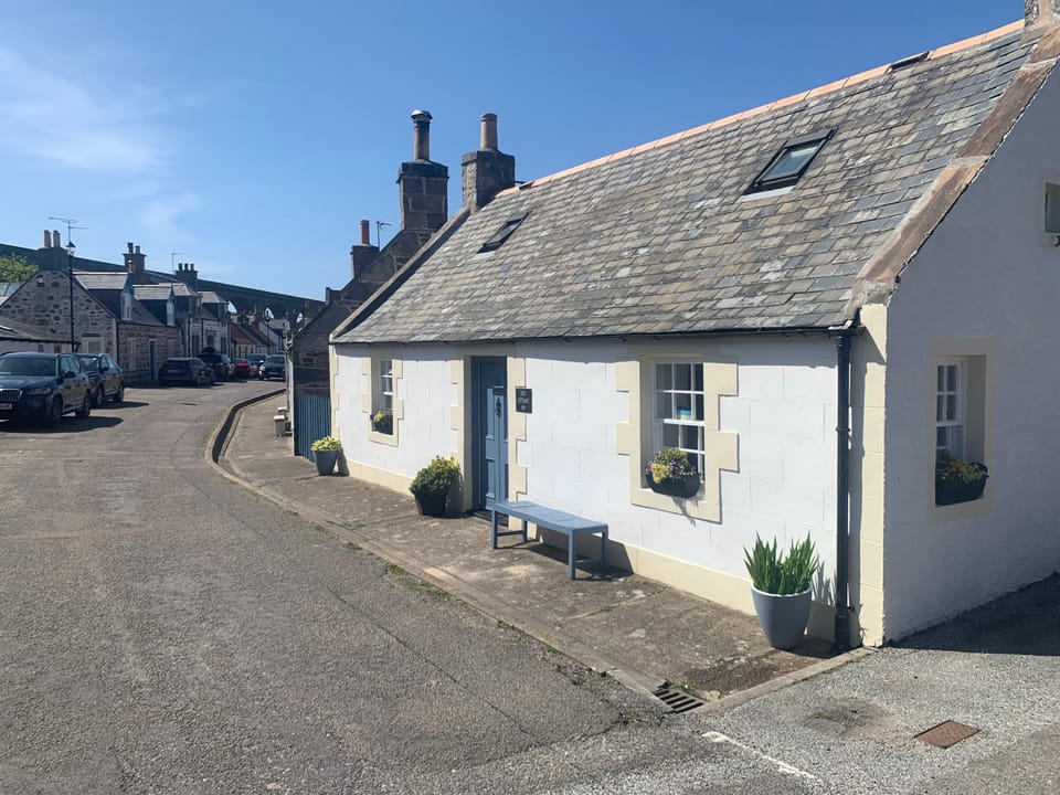 Zen Cottage Cullen - Sleeps 4 Garden & Pets Ok House in Scotland