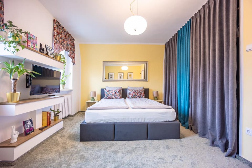 Bed, TV and multimedia, Photo of the whole room, Bedroom