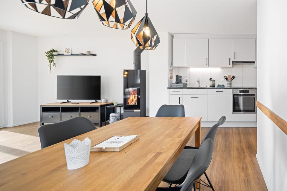 TV and multimedia, Kitchen or kitchenette, Living room, Seating area, Dining area, fireplace, stove