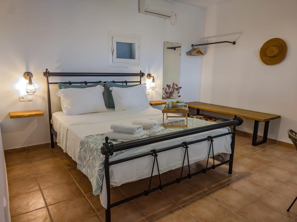 Bed, Bedroom, towels, air conditioner