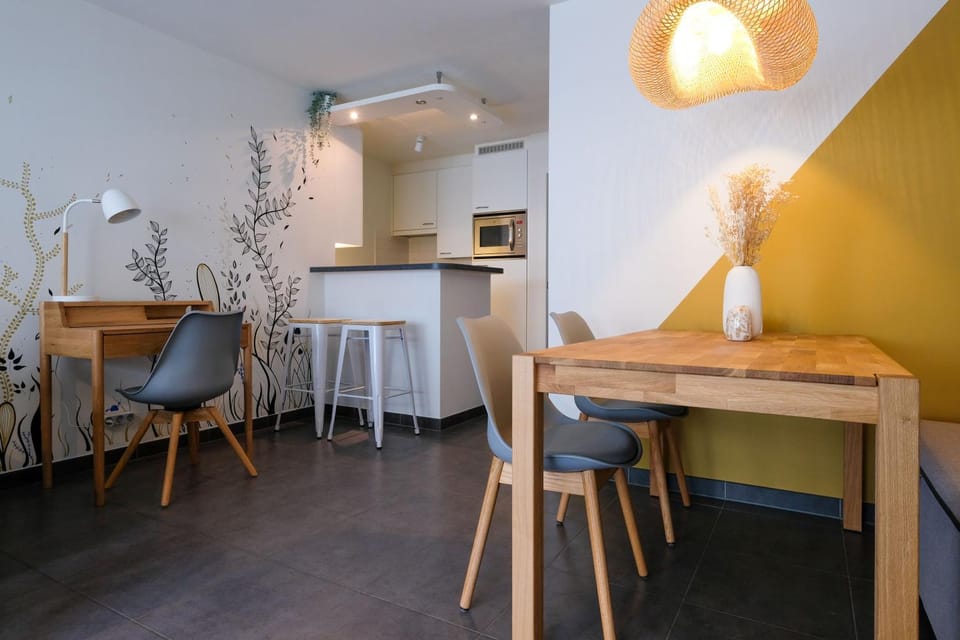 Kitchen or kitchenette, Seating area, Dining area