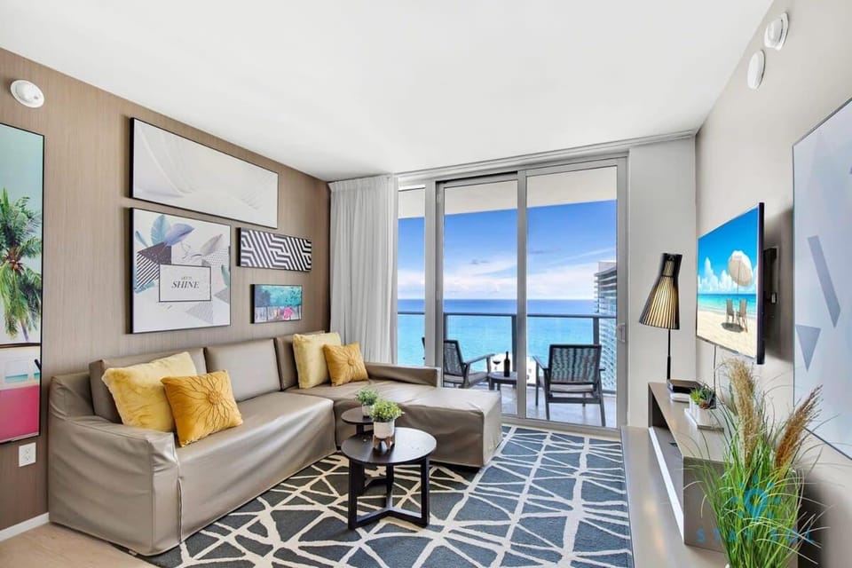 Oceanfront Balcony - Amazing Pools - Gym Apartment in Hollywood Beach