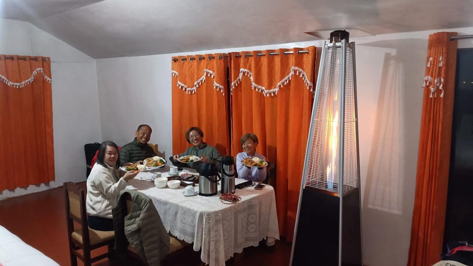 Restaurant/places to eat, People, Food and drinks, Dining area, Breakfast, Drinks