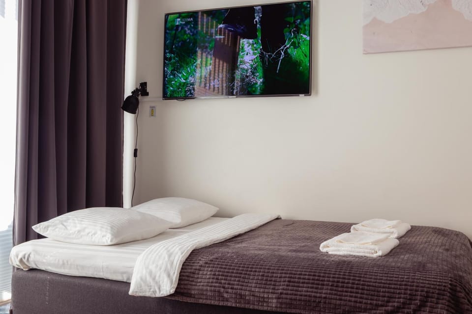 Bed, TV and multimedia, Bedroom, towels