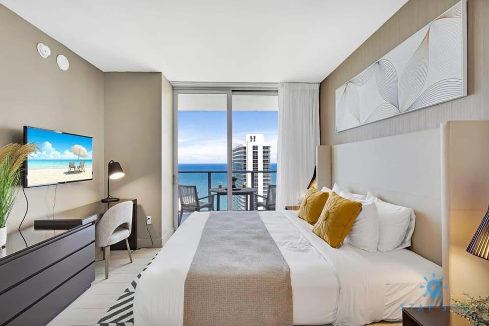 Oceanfront View - Balcony - Hot Tub - Gym Apartment in Hollywood Beach