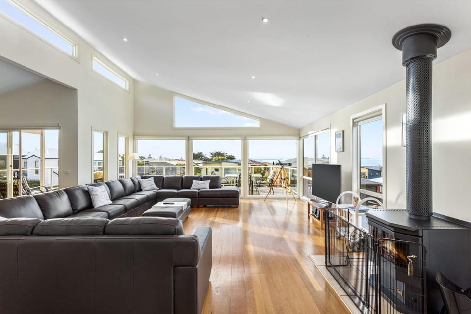 Seaview on Seaview Exceptional and Spacious With Sensational Views - BYO Linen House in Apollo Bay