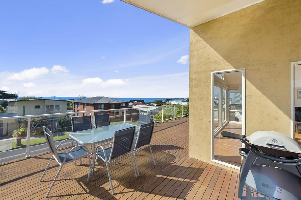 Seaview on Seaview Exceptional and Spacious With Sensational Views - BYO Linen House in Apollo Bay