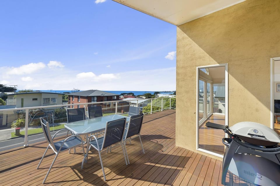 Seaview on Seaview Exceptional and Spacious With Sensational Views - BYO Linen House in Apollo Bay
