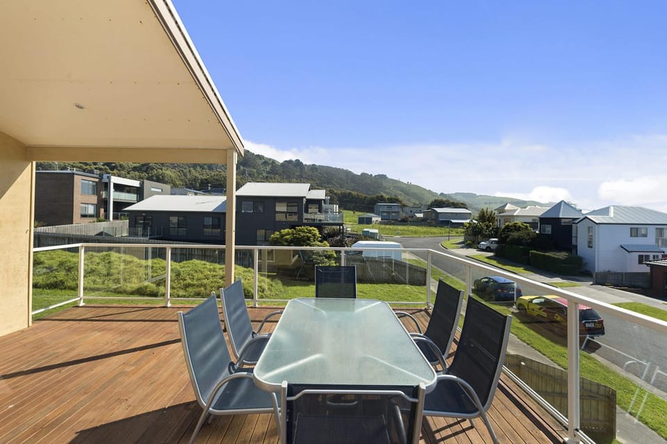 Seaview on Seaview Exceptional and Spacious With Sensational Views - BYO Linen House in Apollo Bay