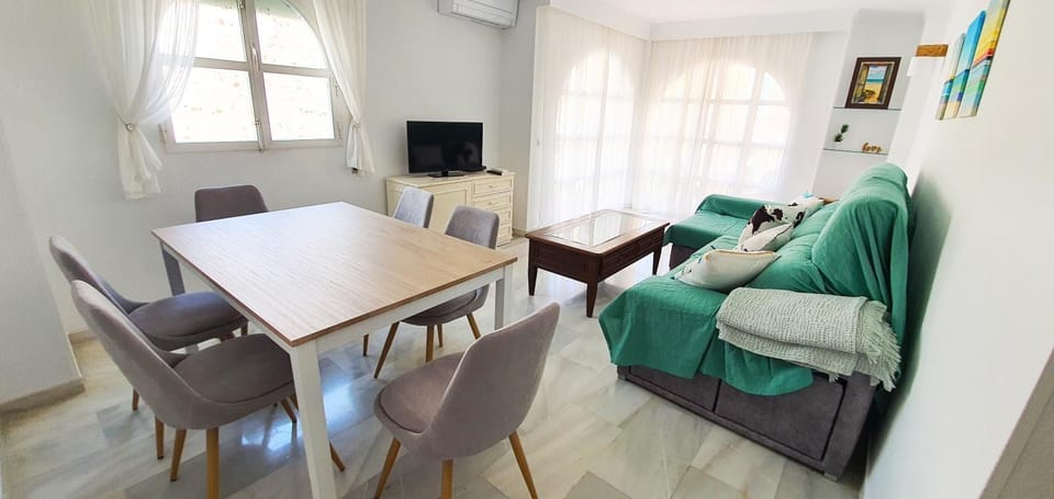 TV and multimedia, Living room, Photo of the whole room, Seating area, Dining area, Entertainment, air conditioner