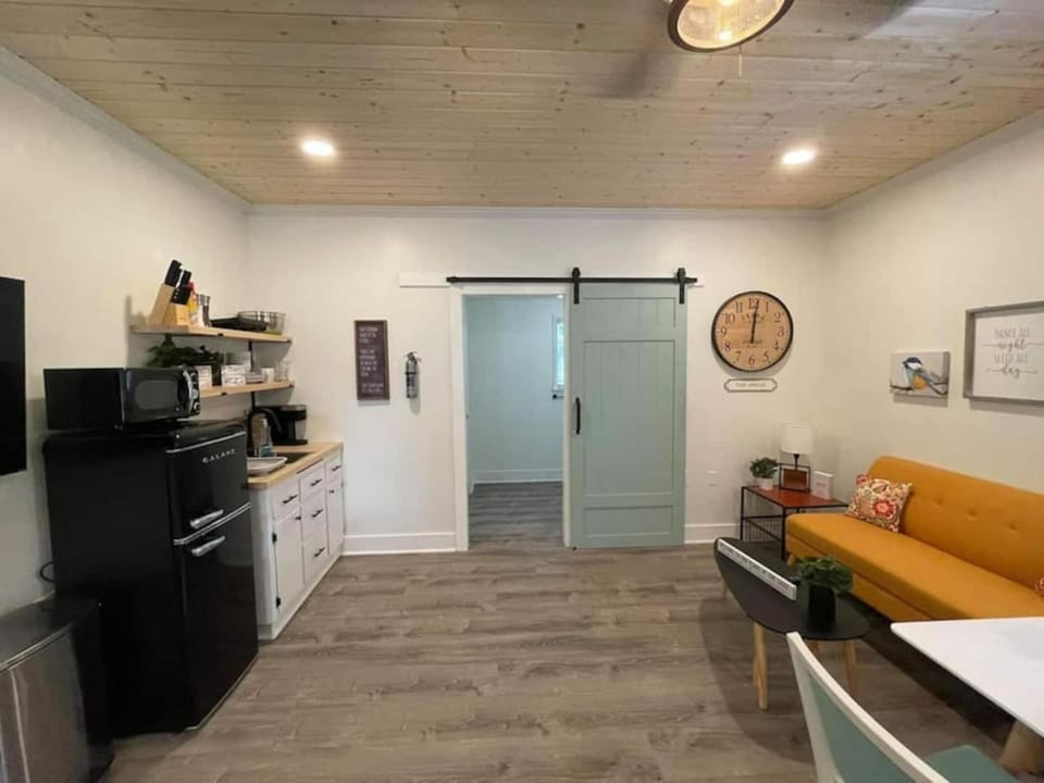 Beautifully Renovated Studio 2 Miles From Marina! Apartment in Tennessee