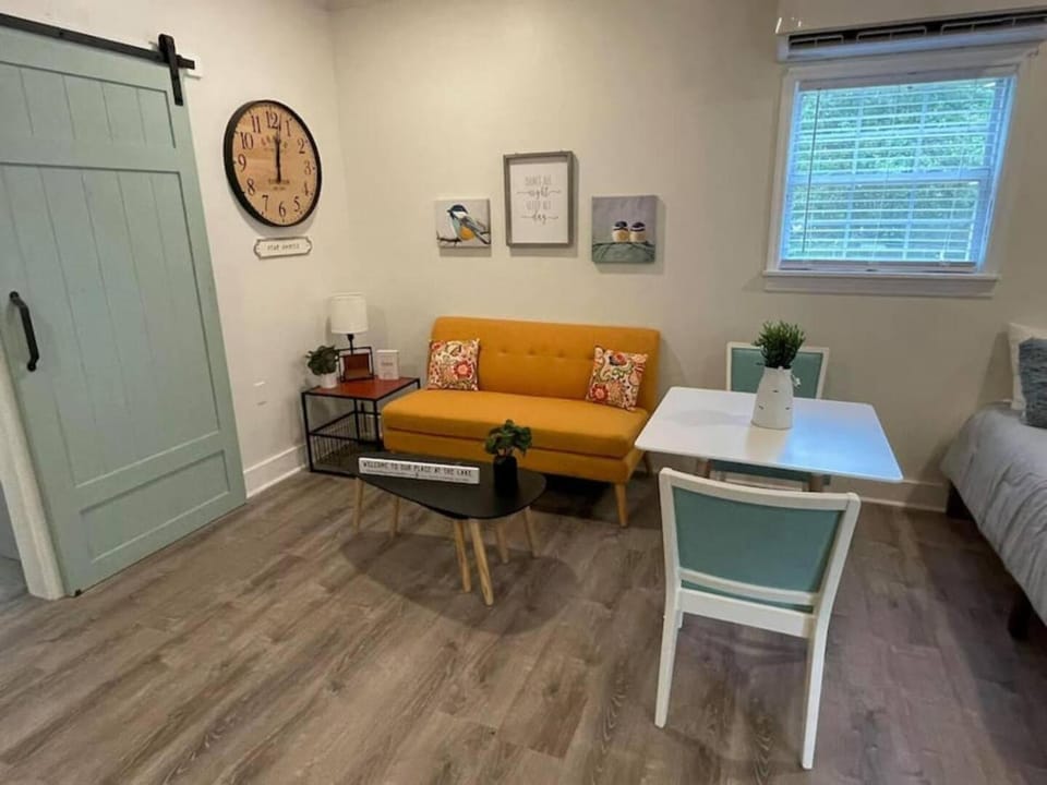 Beautifully Renovated Studio 2 Miles From Marina! Apartment in Tennessee