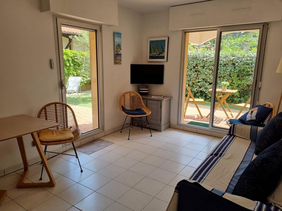 Arcachon, Ville de Printemps - Appartement T2 avec Jardin à 250m des Plages - FR-1-433-91 Apartment in Arcachon