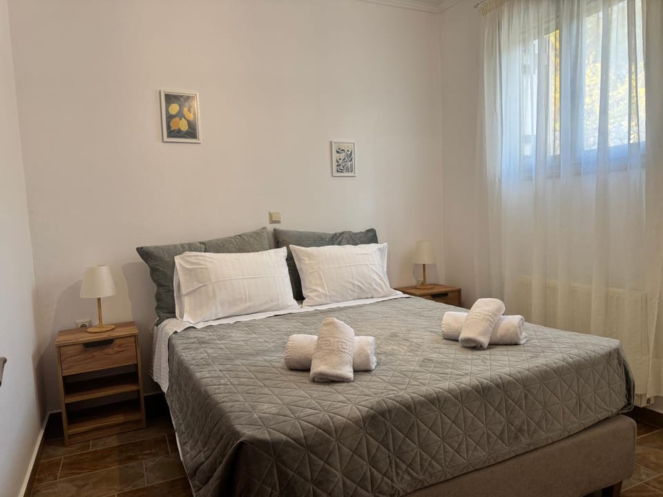 Photo of the whole room, towels
