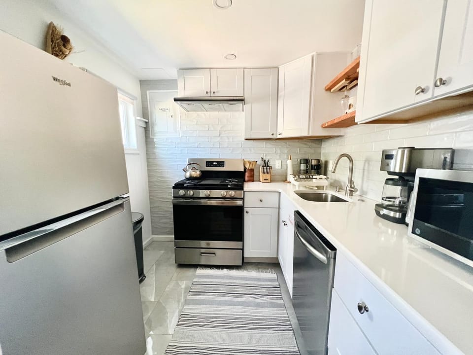 Ultra Modern - Entire 3 Bedroom Apartment - 5 min walk to the Beach Apartment in Wildwood