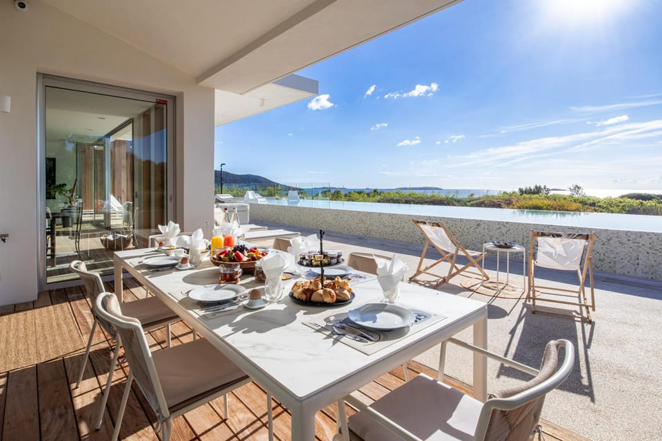 Swimming pool, Breakfast