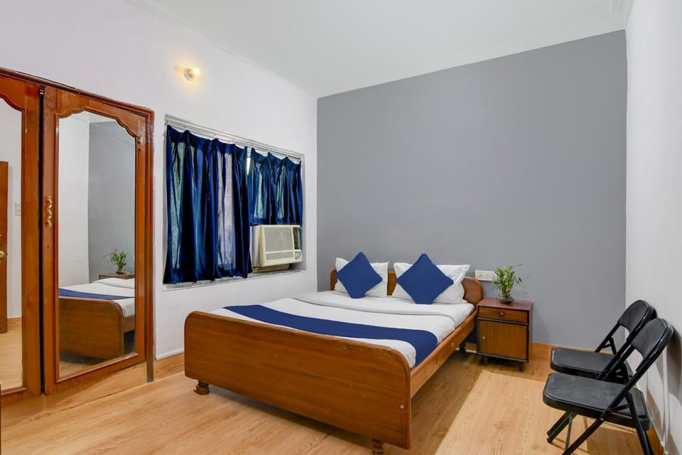 Photo of the whole room, Seating area, Bedroom