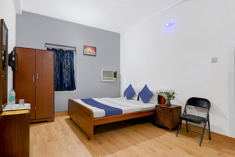 Photo of the whole room, Bedroom, air conditioner