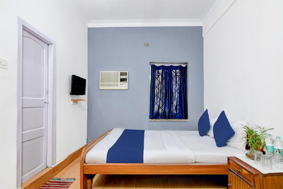 Photo of the whole room, air conditioner