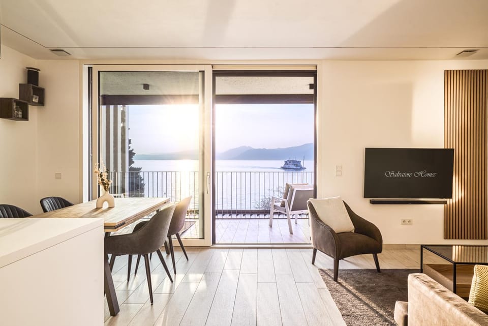SalvatoreHomes - Luxurious Dreamview Waterfront Apartment in Torri del Benaco with Pool - Casa Azura - a 5 Star Luxury Collection at Lake Garda Apartment in Torri del Benaco