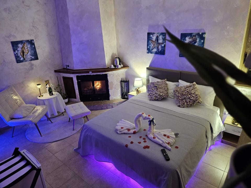 Bed, Photo of the whole room, Bedroom, flat iron, towels