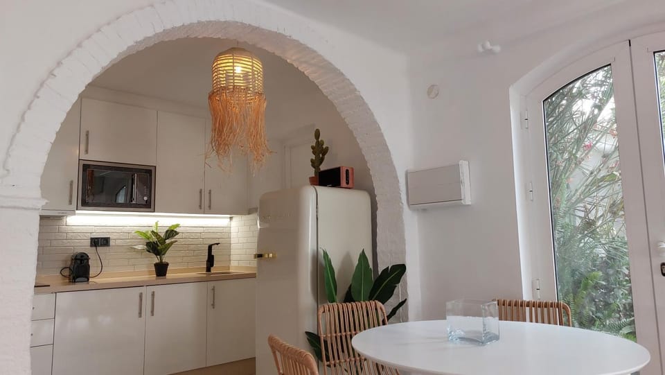 Dining area, kitchen