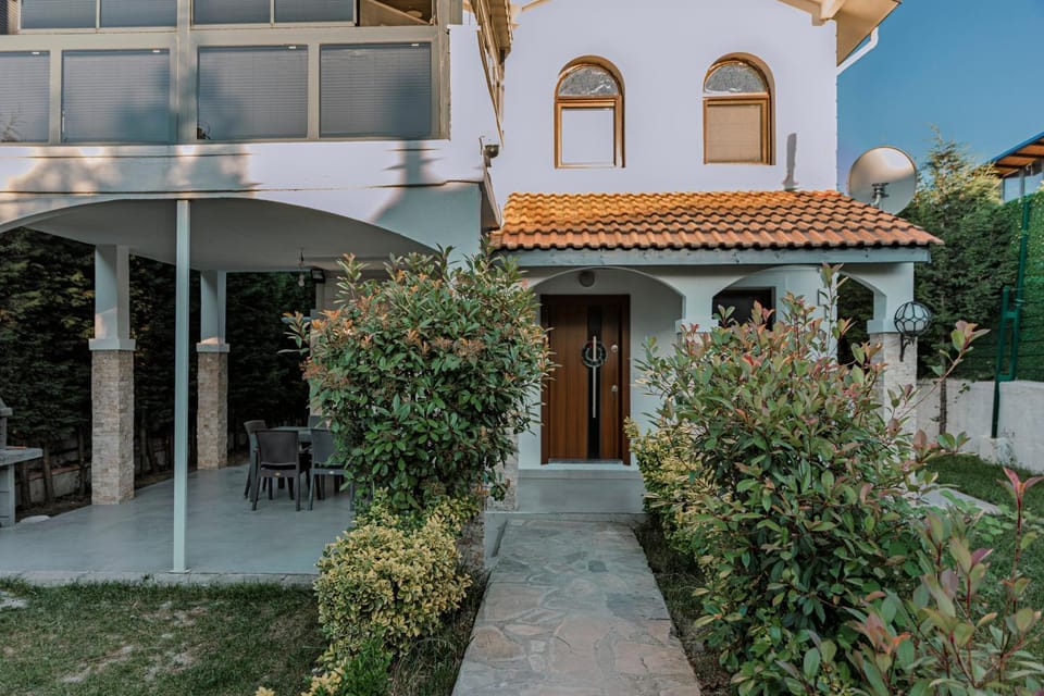 Property building, Patio, Day, Garden, Garden view