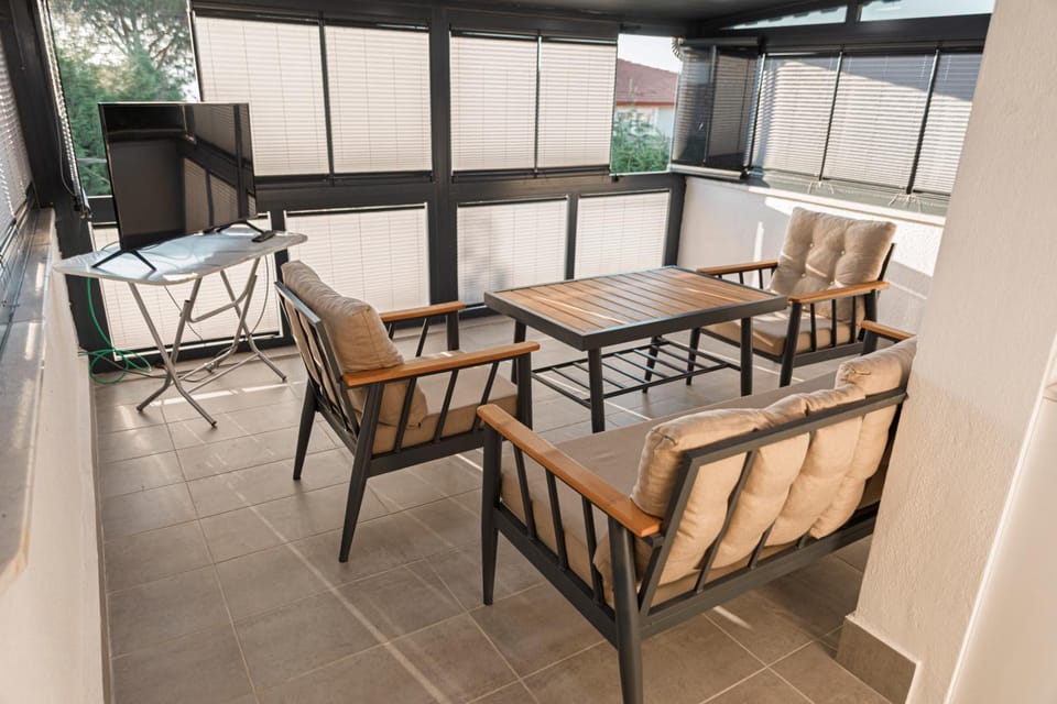 Patio, Kitchen or kitchenette, Seating area, Dining area