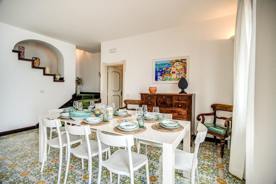 Living room, Food and drinks, Seating area, Dining area