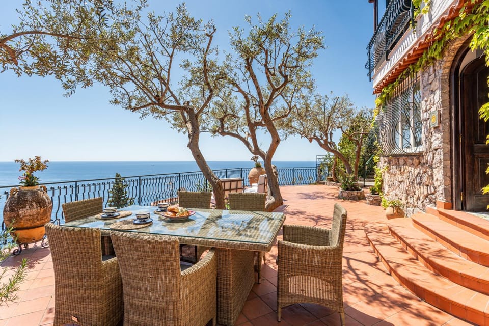 Property building, Patio, Natural landscape, Balcony/Terrace, Seating area, Dining area, Sea view