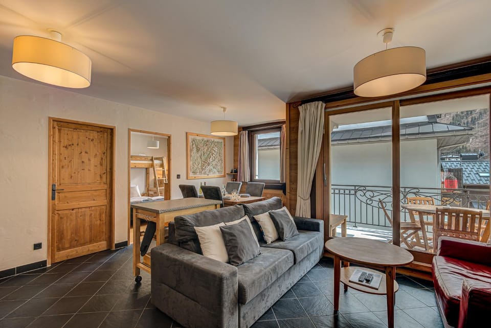 View (from property/room), Balcony/Terrace, Kitchen or kitchenette, Living room, Seating area, Dining area