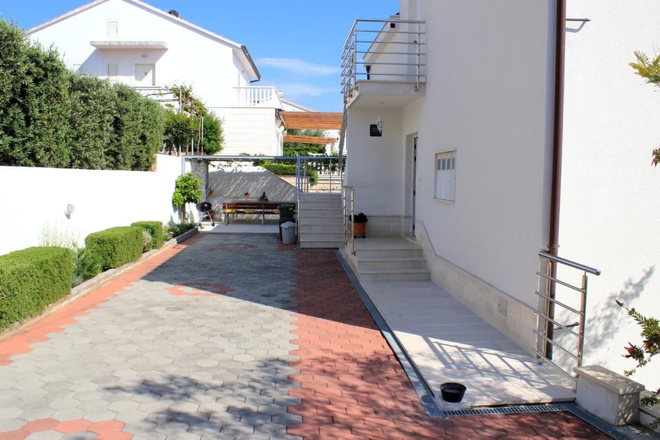 Facade/entrance, Balcony/Terrace, Street view