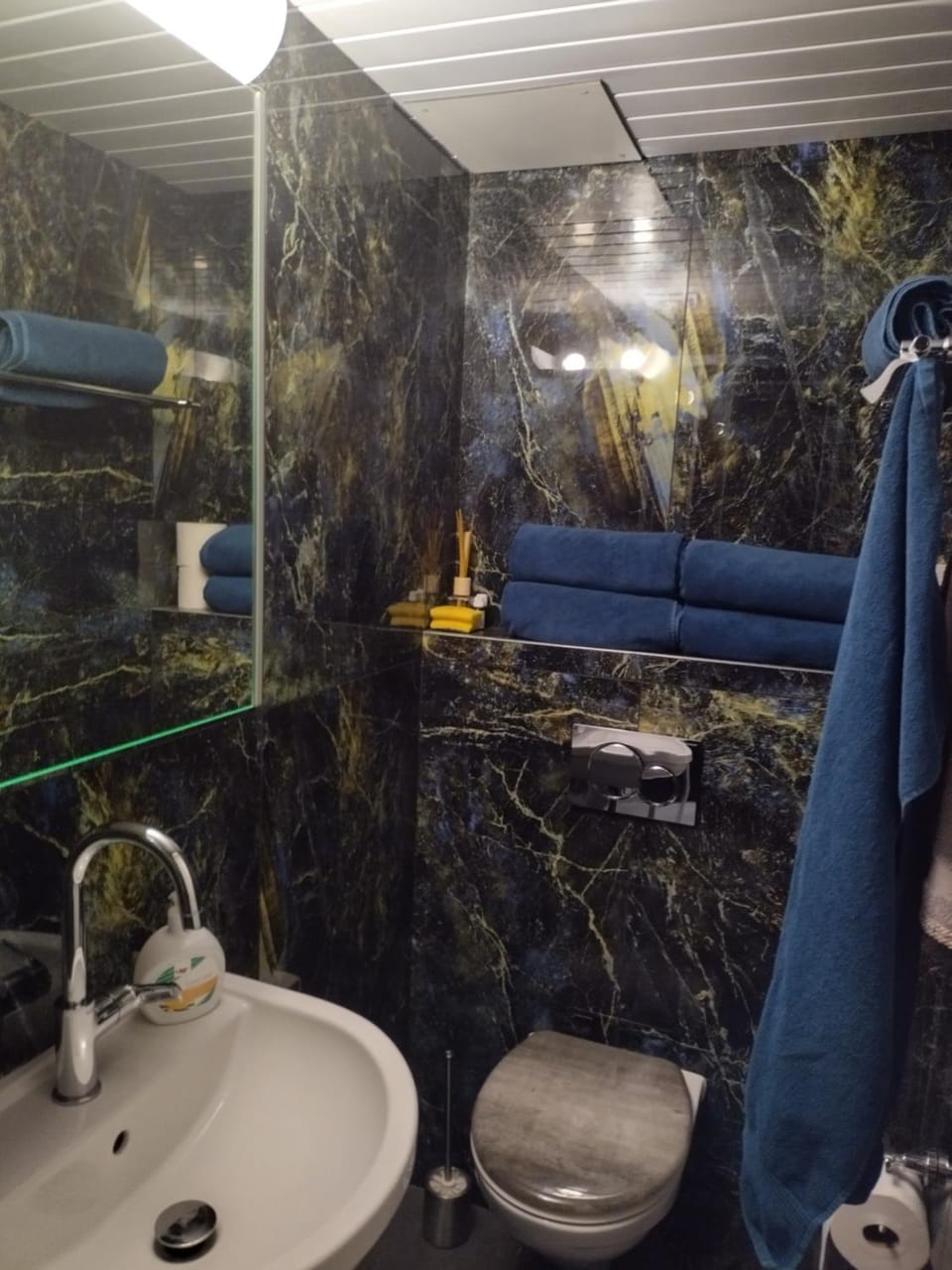 Toilet, Bathroom, towels