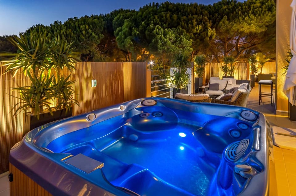 BBQ facilities, Hot Tub, Lounge or bar, Sunset