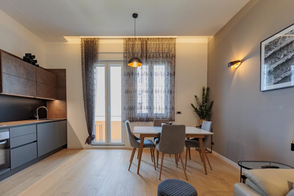 Kitchen or kitchenette, Dining area