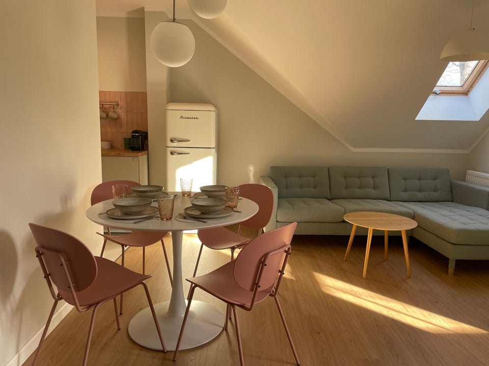Seating area, Dining area