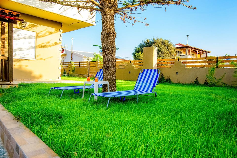 Property building, Patio, Day, Garden, Garden view, sunbed