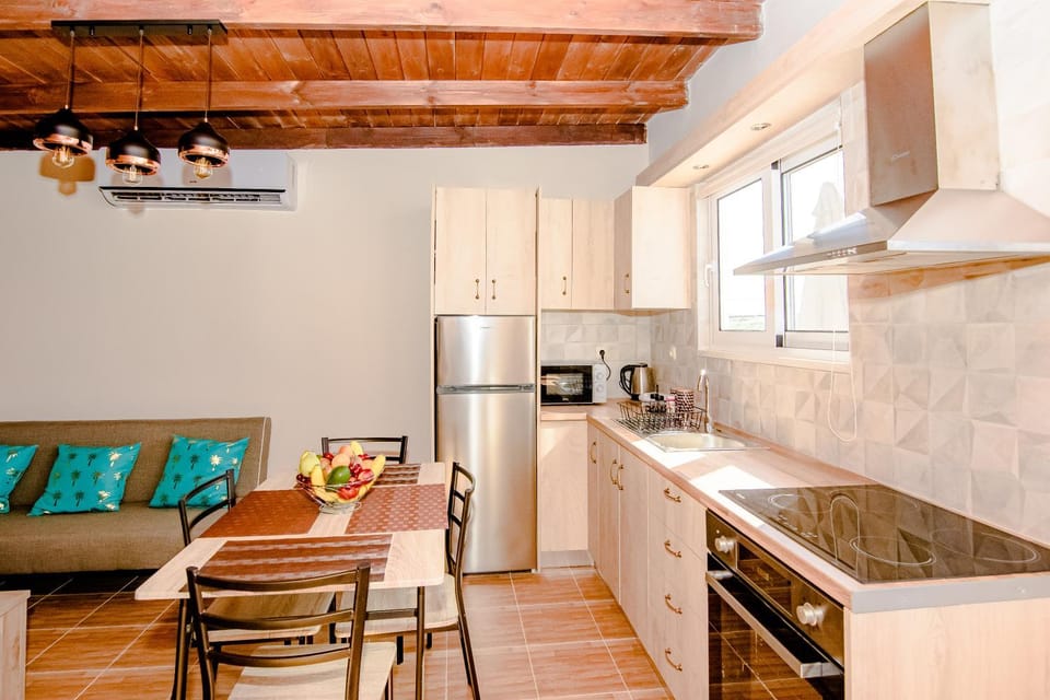 Kitchen or kitchenette, Living room, Seating area, Dining area, minibar, pet friendly, stove
